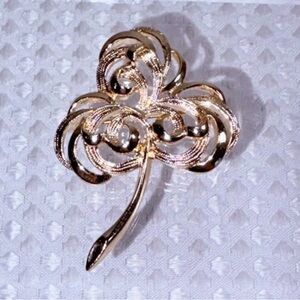 Vintage Sarah Coventry Gold Tone Shamrock Clover Brooch Pin Swirl Signed Jewelry